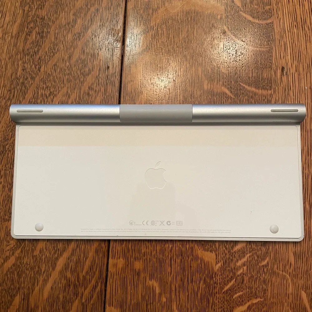 AUTHENTIC APPLE Wireless Keyboard - White and Silver. Gently Used. Tech Must!